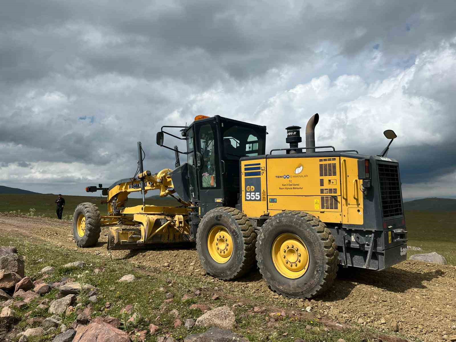 Kars’ta köy yollarının yapımı devam ediyor