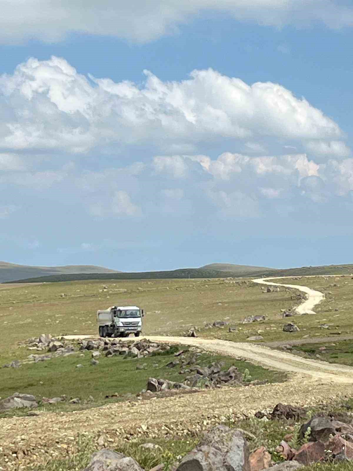 Kars&rsquo;ta k&ouml;y yollarının yapımı devam ediyor
