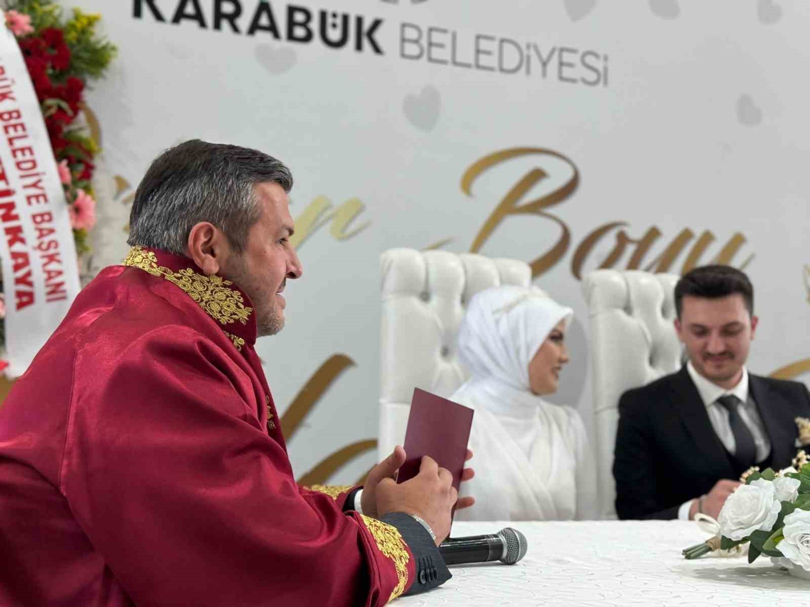 Karabük Belediyesi evliliğe adım atan gençlere desteğini sürdürüyor