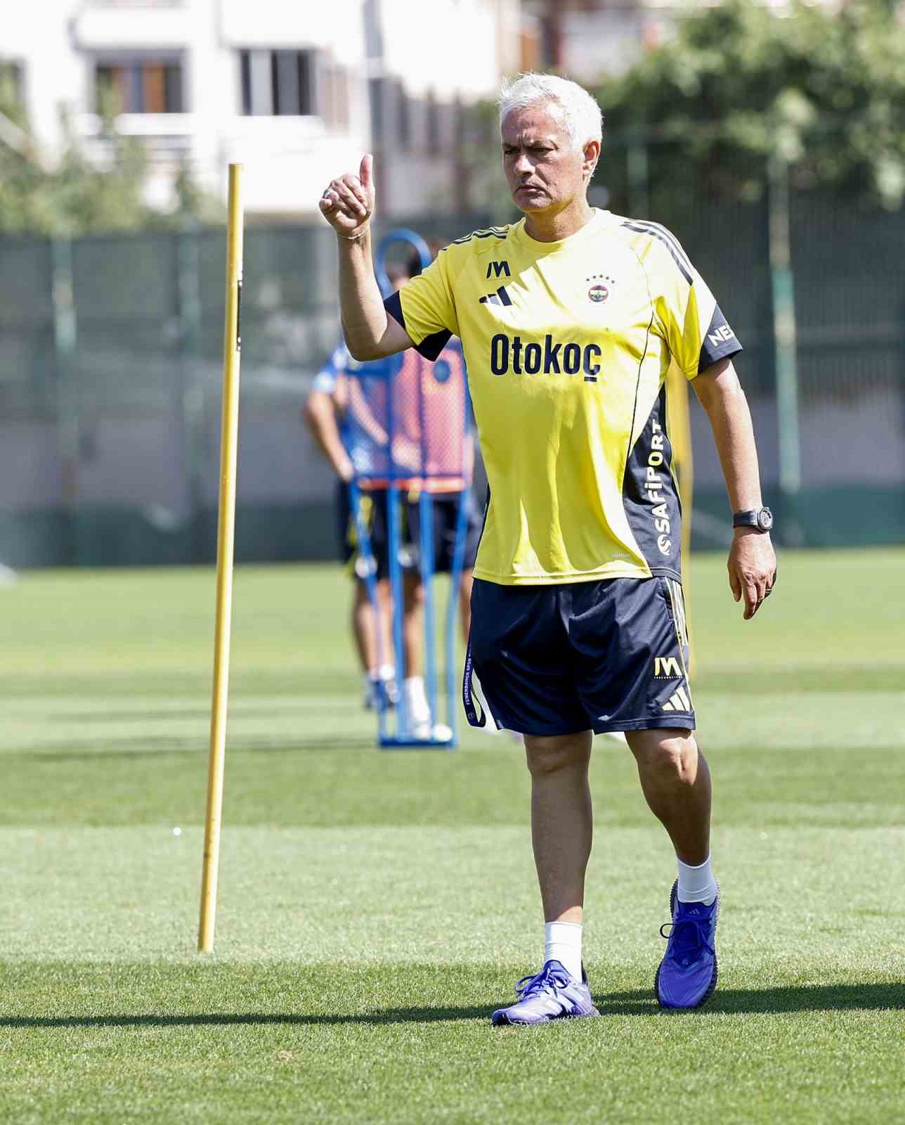 Fenerbah&ccedil;e, g&uuml;n&uuml;n ilk antrenmanını tamamladı
