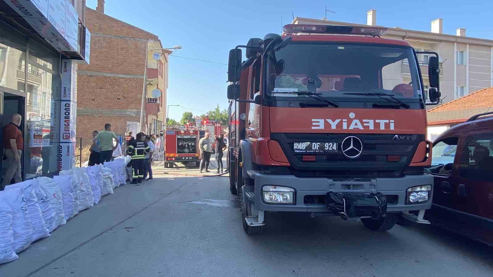 Atık tekstil malzemeleri alev alev yandı
