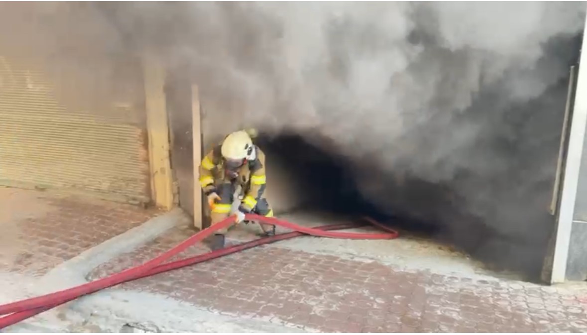 Mardin’de mobilya deposunda yangın paniğe neden oldu