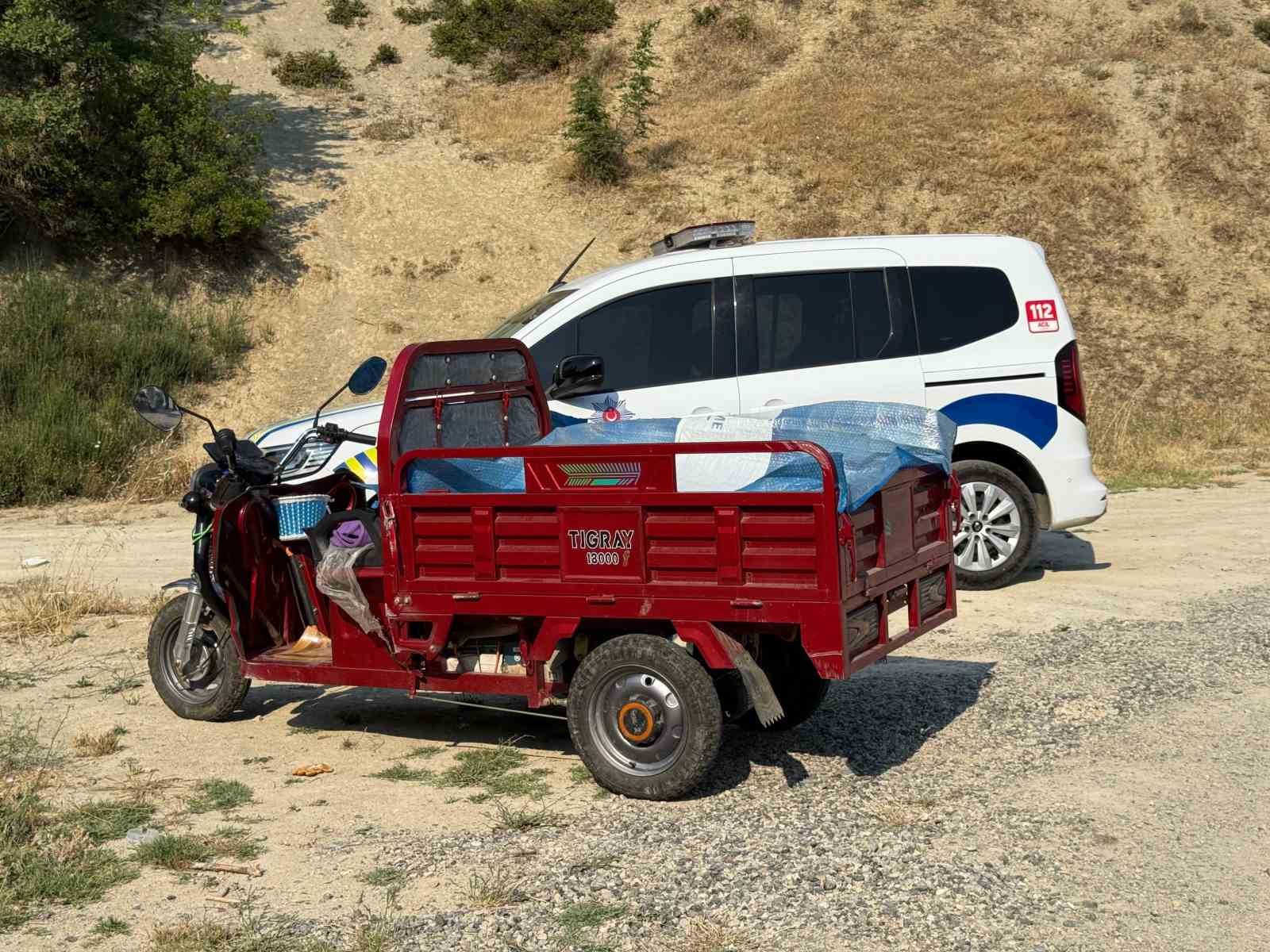 Karab&uuml;k&rsquo;te 3 tekerlekli motosiklet devrildi: 6 kişi yaralandı
