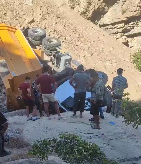 Kontrolden &ccedil;ıkan kamyon u&ccedil;uruma d&uuml;şt&uuml;: 1 &ouml;l&uuml;
