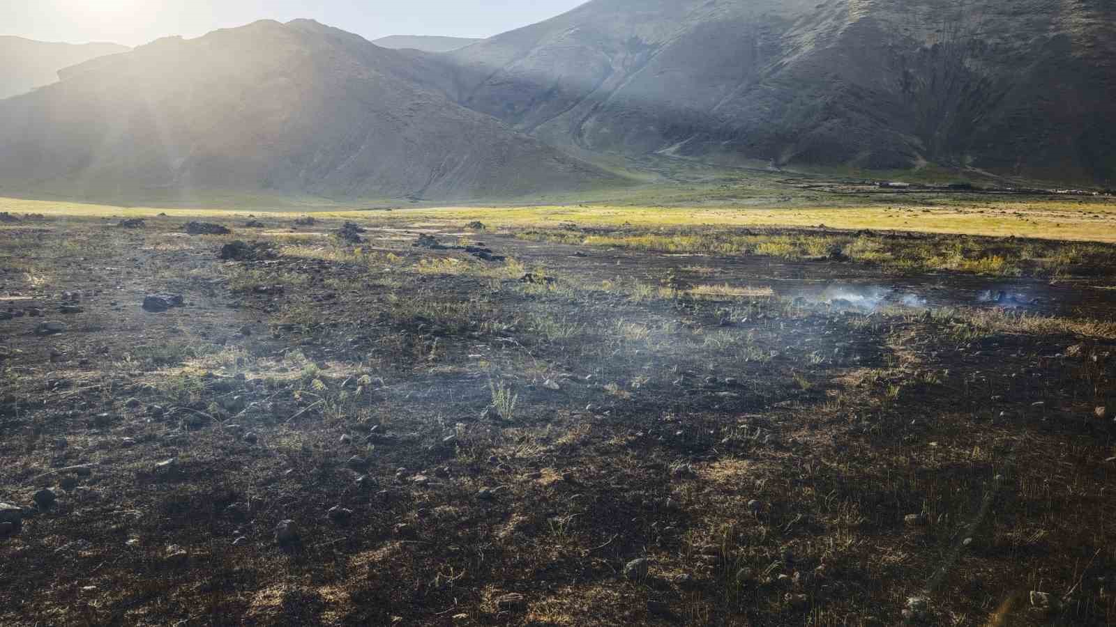 Iğdır’da tarla yangını: 250 ot balyası yandı