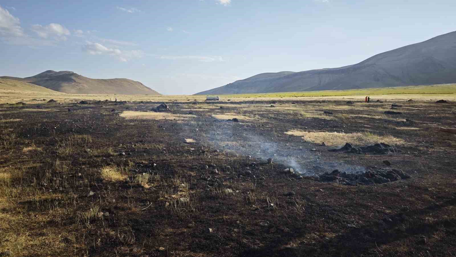 Iğdır’da tarla yangını: 250 ot balyası yandı