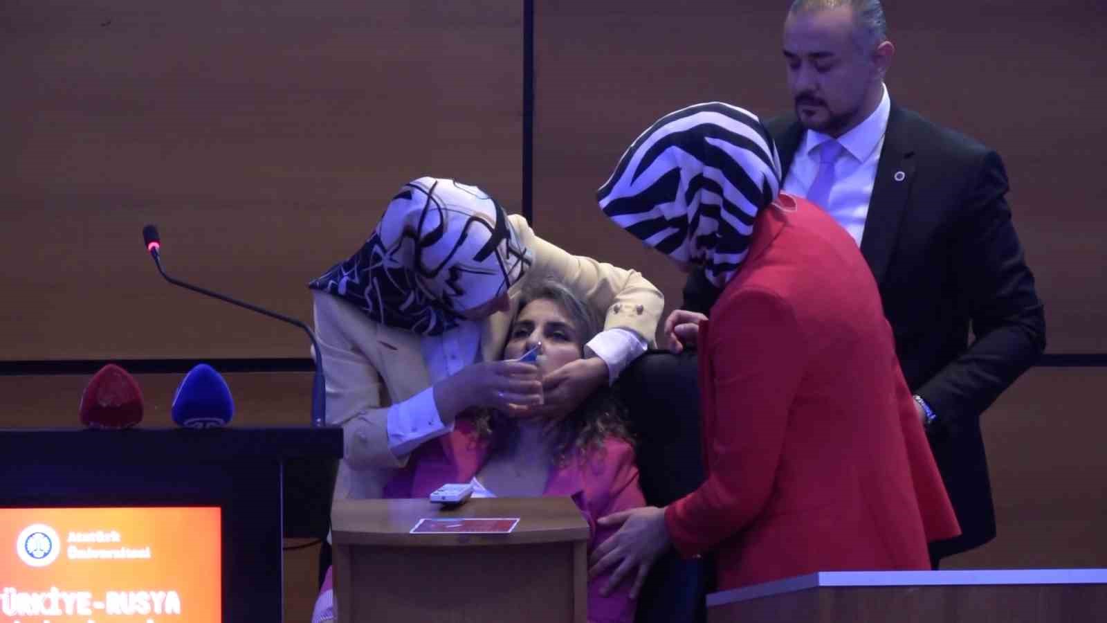 Panele katılan öğretim üyesi kürsüde fenalık geçirdi