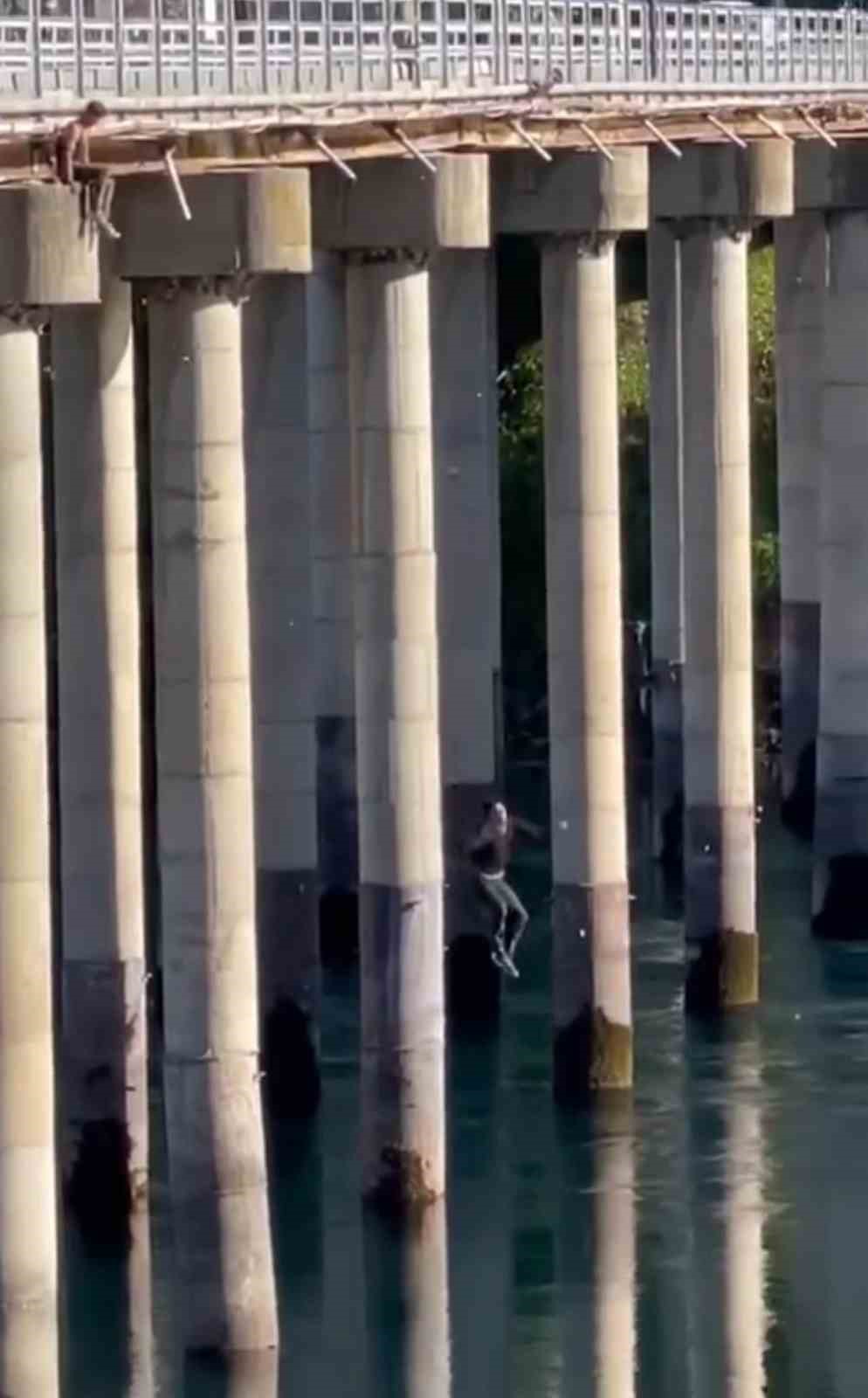 Elazığ’da köprüden nehre tehlikeli atlayış kamerada