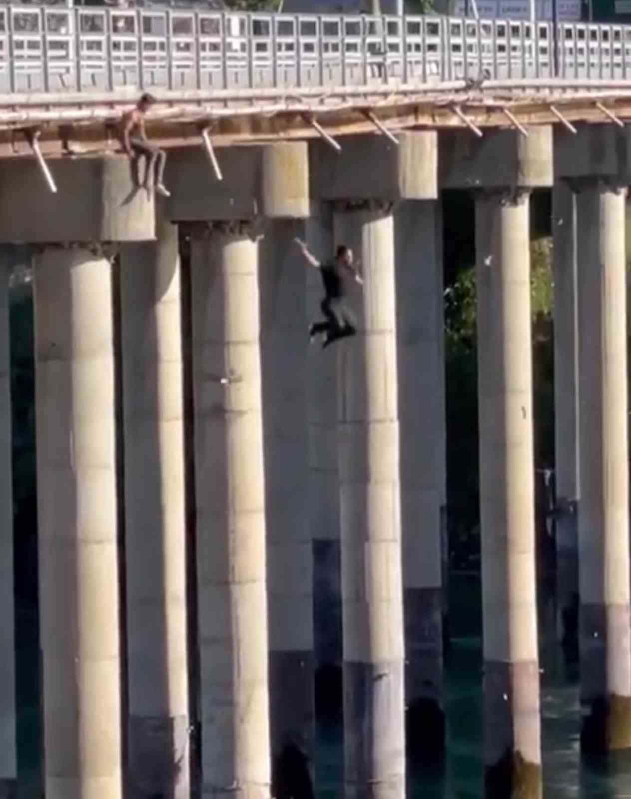 Elazığ&rsquo;da k&ouml;pr&uuml;den nehre tehlikeli atlayış kamerada
