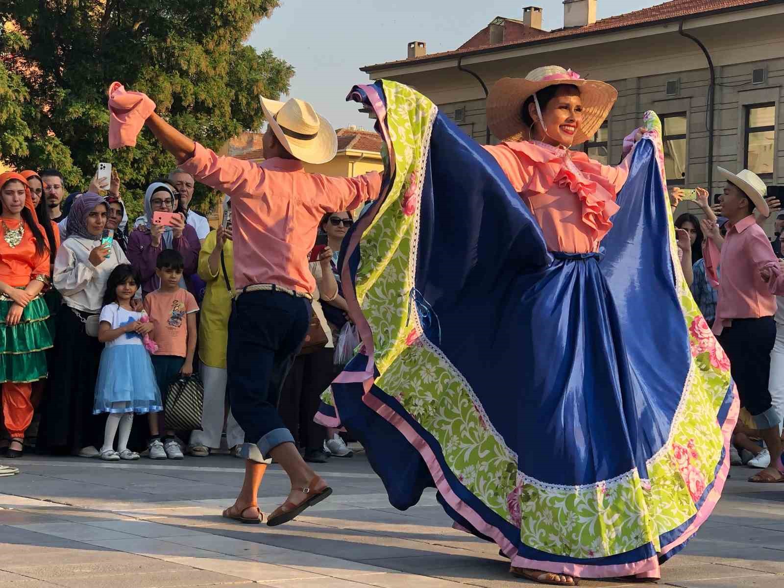 Vilayet Meydanı’nda 6 farklı ülkeden görsel şölen