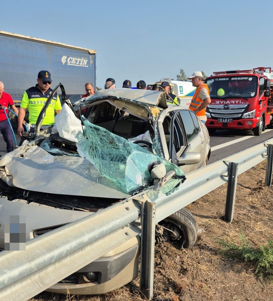 Otoyolda tıra &ccedil;arpan otomobil hurdaya d&ouml;nd&uuml;: 2 yaralı
