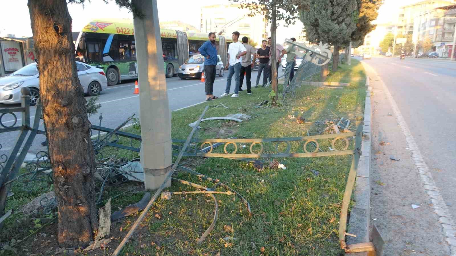 Malatya&rsquo;da kontrolden &ccedil;ıkan ara&ccedil; ref&uuml;je &ccedil;arptı: 3 yaralı
