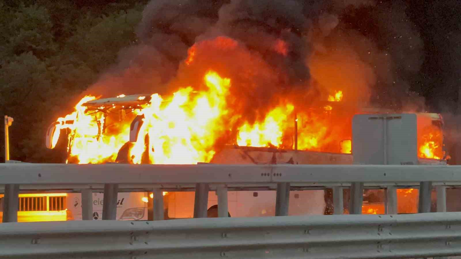 Otoyolda otobüs alev alev yandı