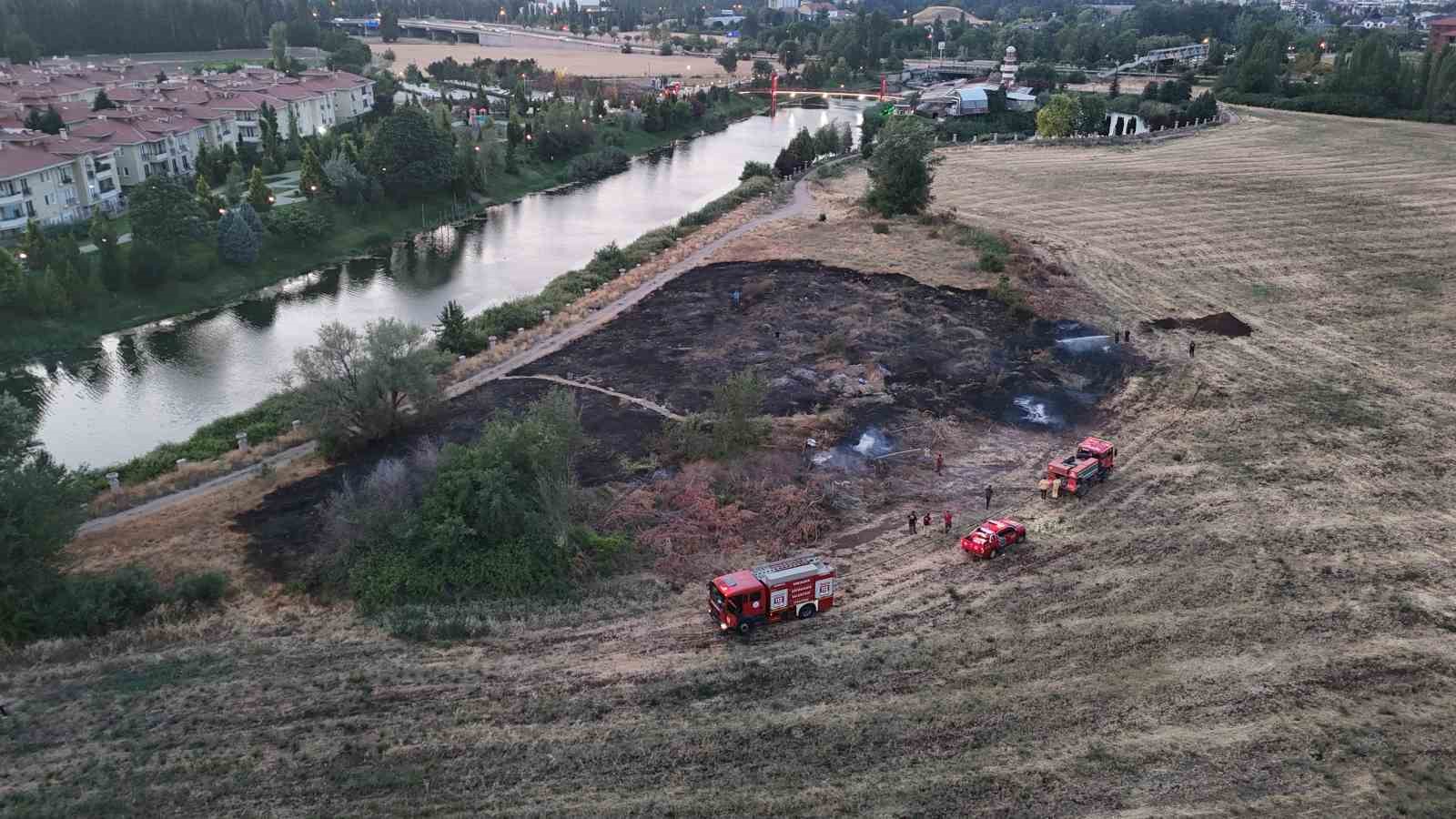 Üç şahsın çıkardığı iddia edilen yangında bin metrekare alan kül oldu