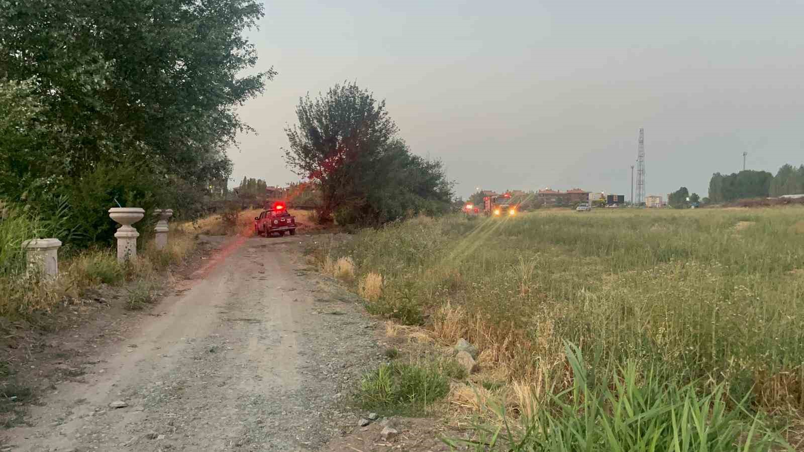 &Uuml;&ccedil; şahsın &ccedil;ıkardığı iddia edilen yangında bin metrekare alan k&uuml;l oldu
