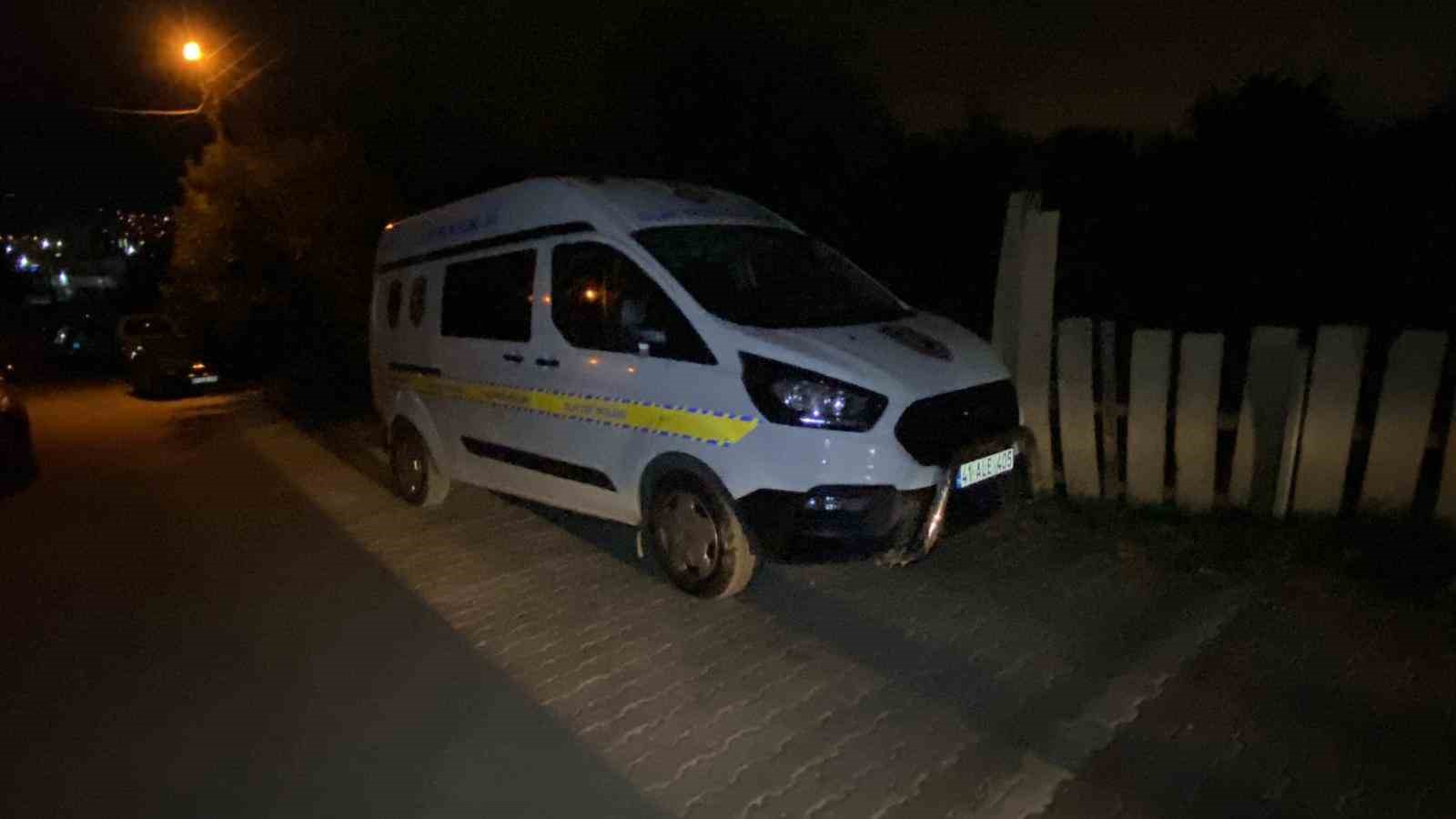 &Uuml;vey oğlunu g&ouml;ğs&uuml;nden bı&ccedil;akladı
