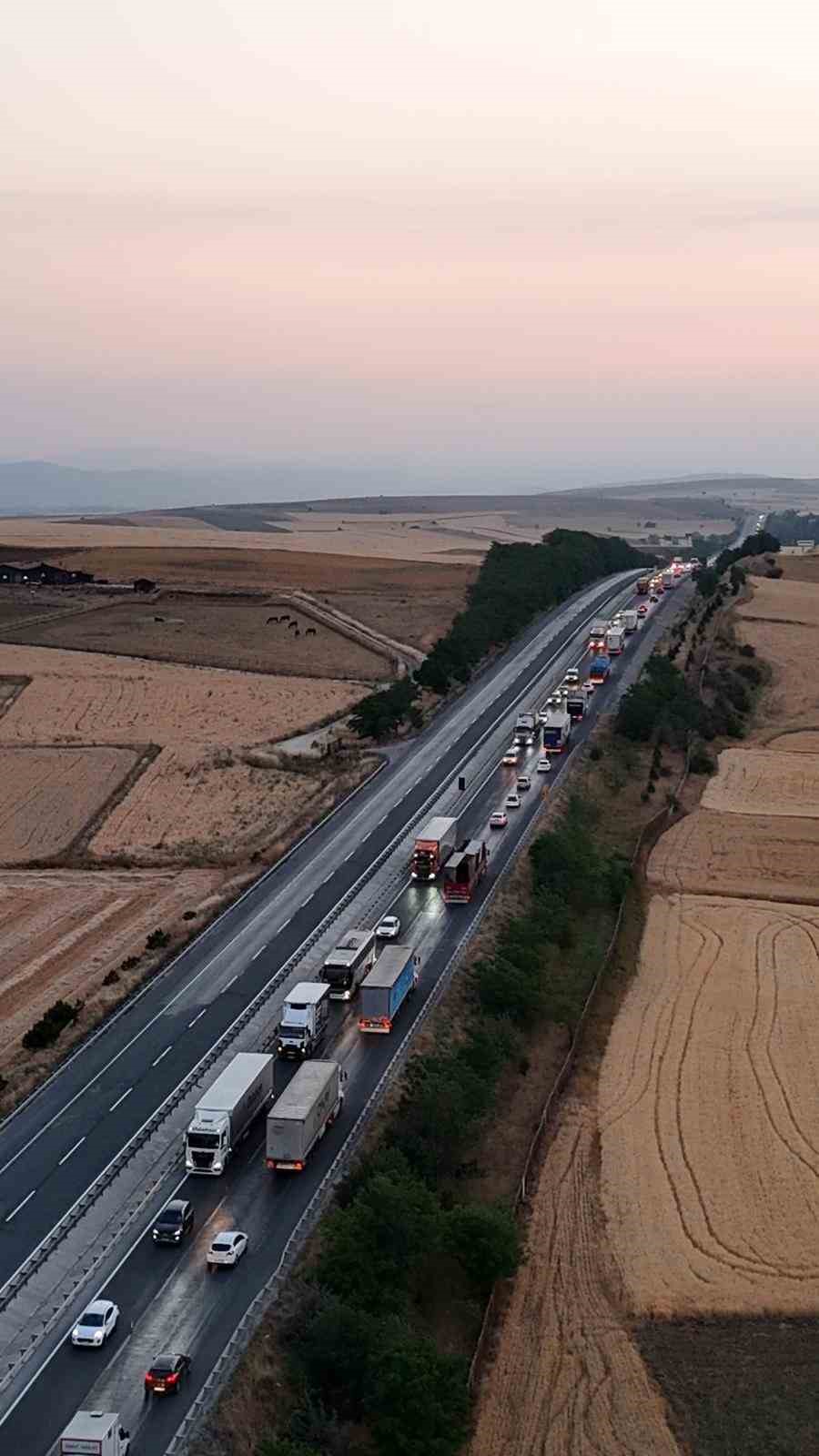 Eskişehir-Boz&uuml;y&uuml;k karayolunda trafik durma noktasına geldi
