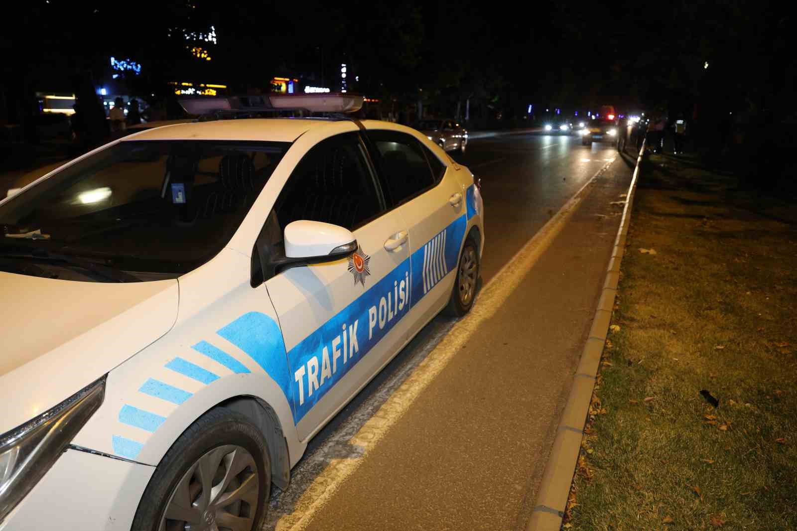 Otomobilin &ccedil;arptığı gen&ccedil; kız hayatını kaybetti, s&uuml;r&uuml;c&uuml; aracı bırakıp ka&ccedil;tı
