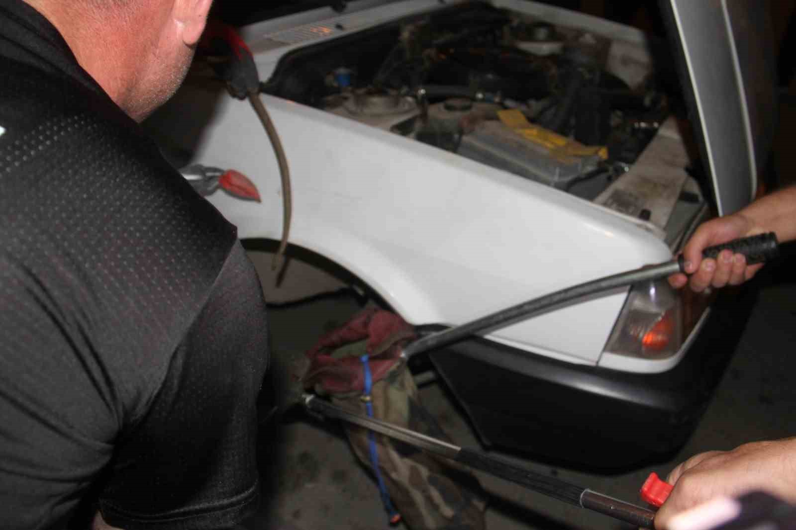 Konya’da otomobilin jantına girerek sıkışan yılanı itfaiye çıkardı