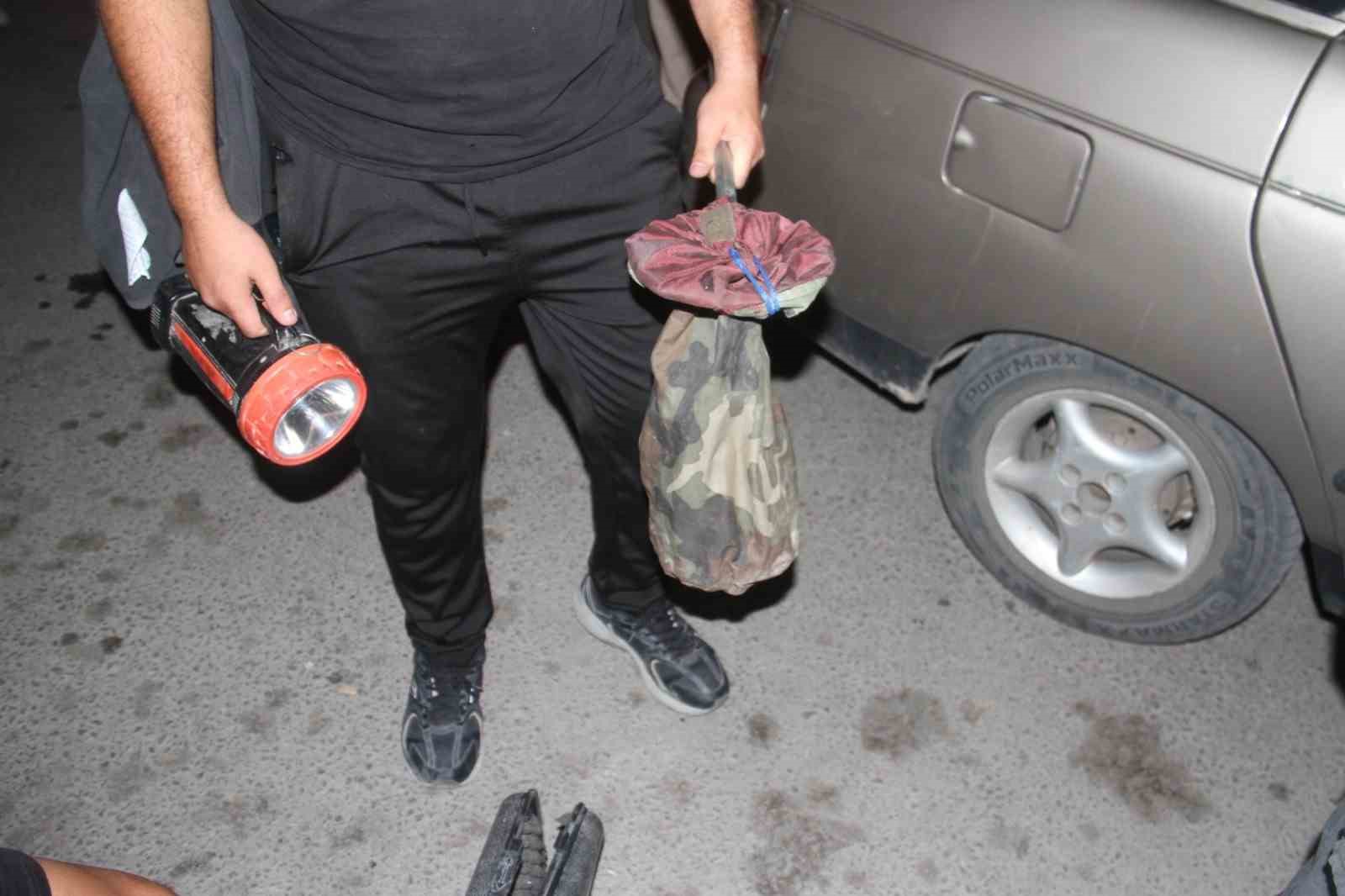 Konya&rsquo;da otomobilin jantına girerek sıkışan yılanı itfaiye &ccedil;ıkardı
