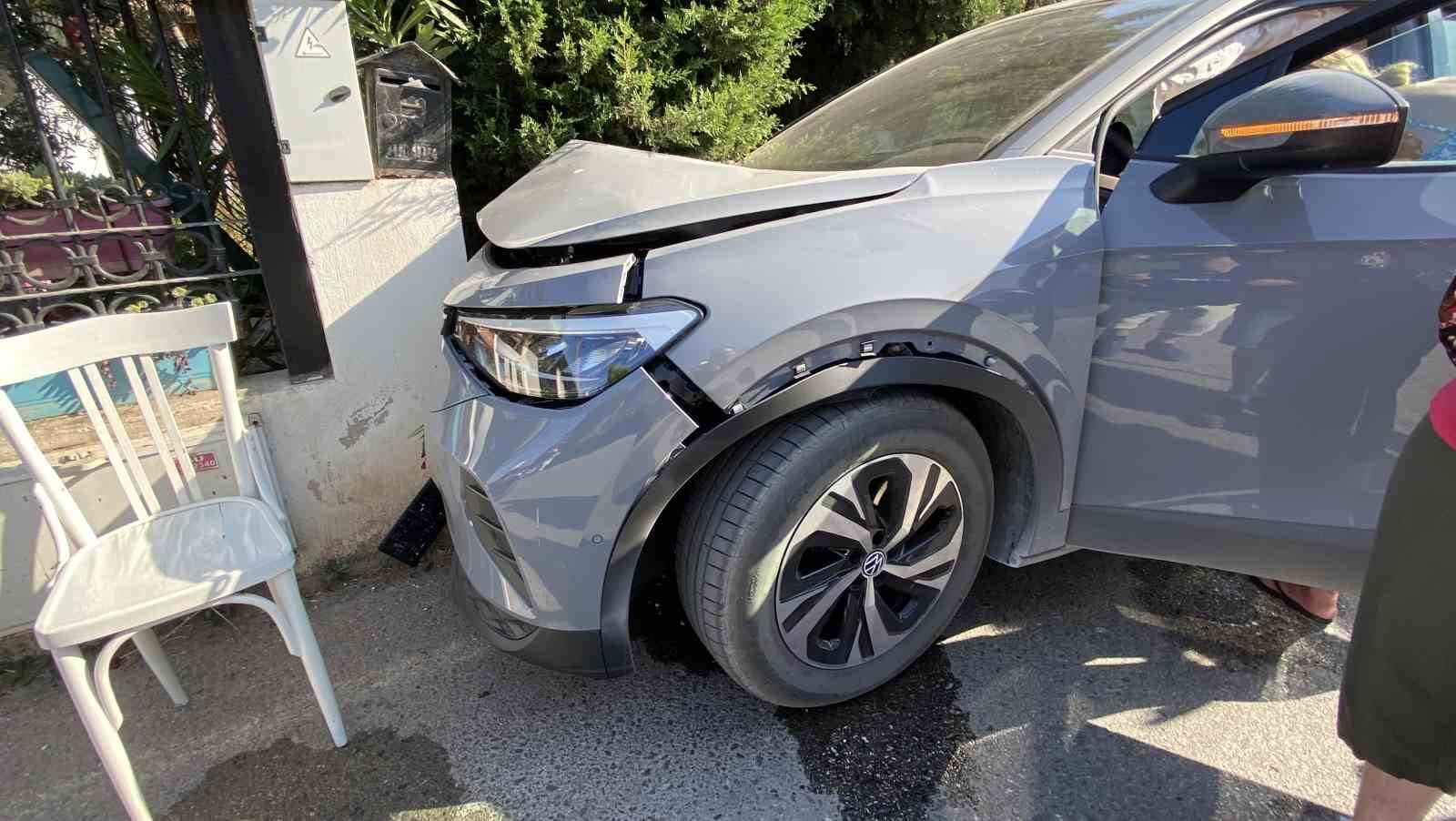 Alkollü kadın sürücünün kullandığı araç bahçe duvarına çarparak durabildi