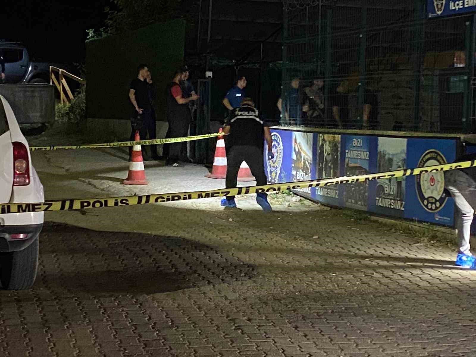 İlçe Emniyet Müdürlüğü önünde silahlı kavga: 2 yaralı
