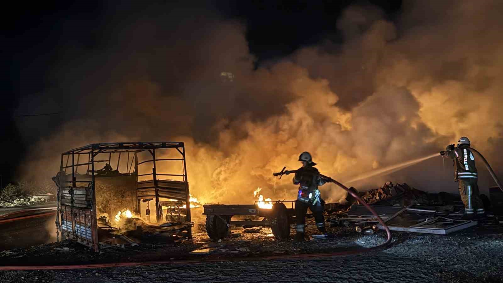 Eyüpsultan’da alevler geceyi aydınlattı: Lastik deposunda korkutan yangın
