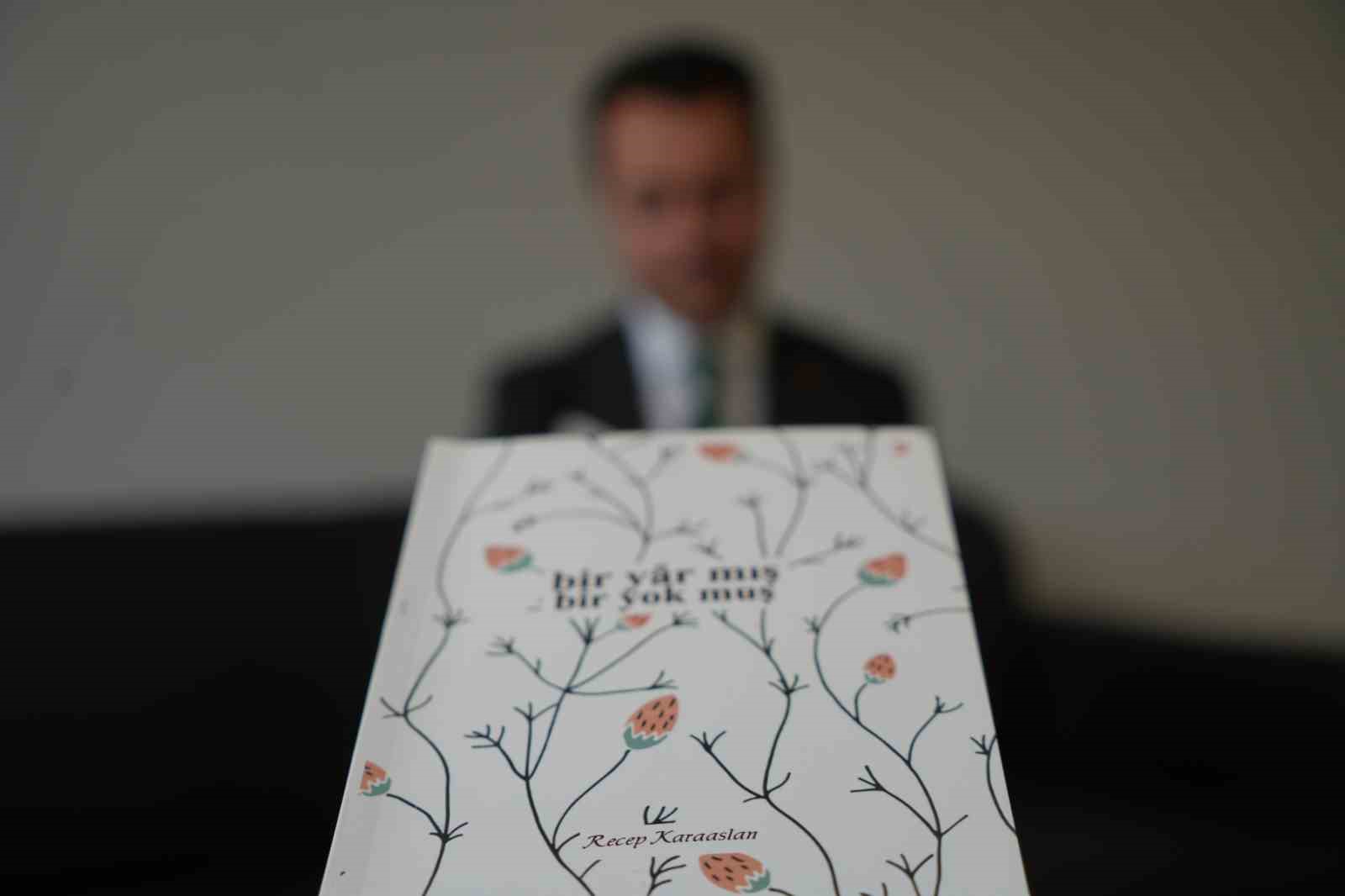 Bayburt tapu müdürü hem okuyor hem yazıyor: Genç müdür 8 üniversite bitirdi 9 şiir kitabı yazdı