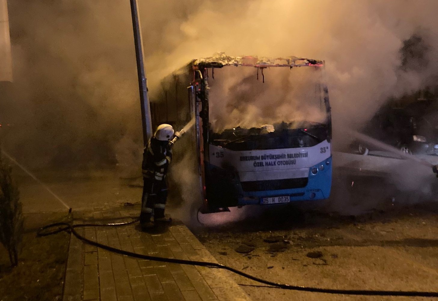 Halk otobüsü alev topuna döndü
