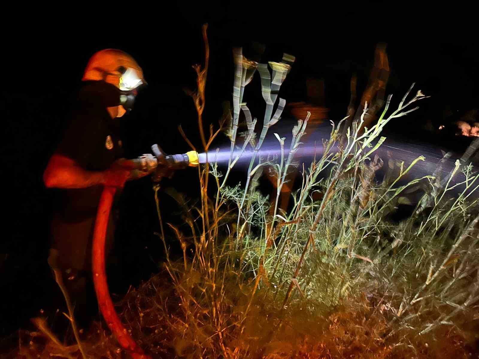 Şarköy’de dere kenarında çıkan yangın yerleşim alanlarına sıçramadan söndürüldü
