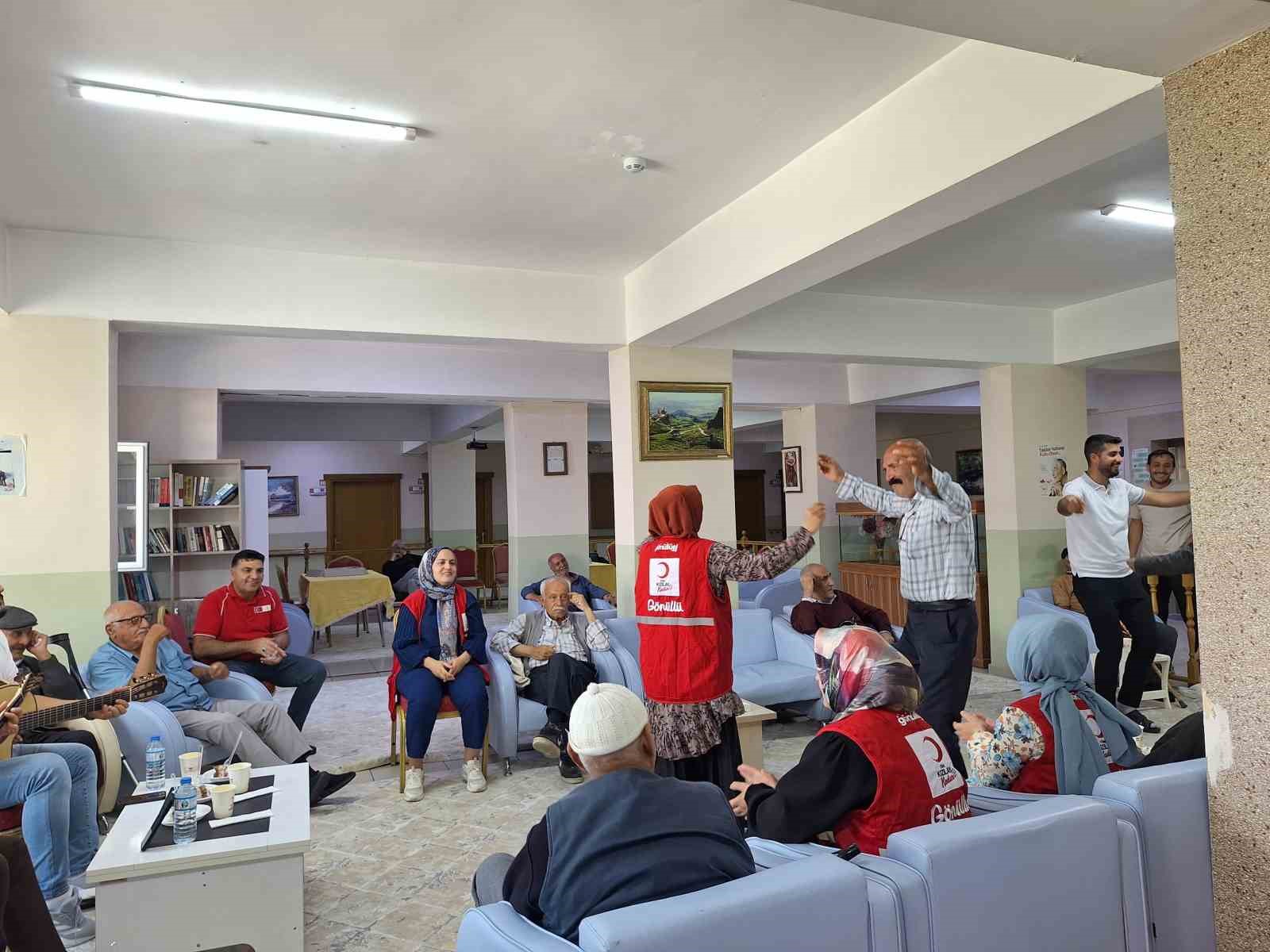 Kızılay gönüllülerinden huzurevine anlamlı ziyaret