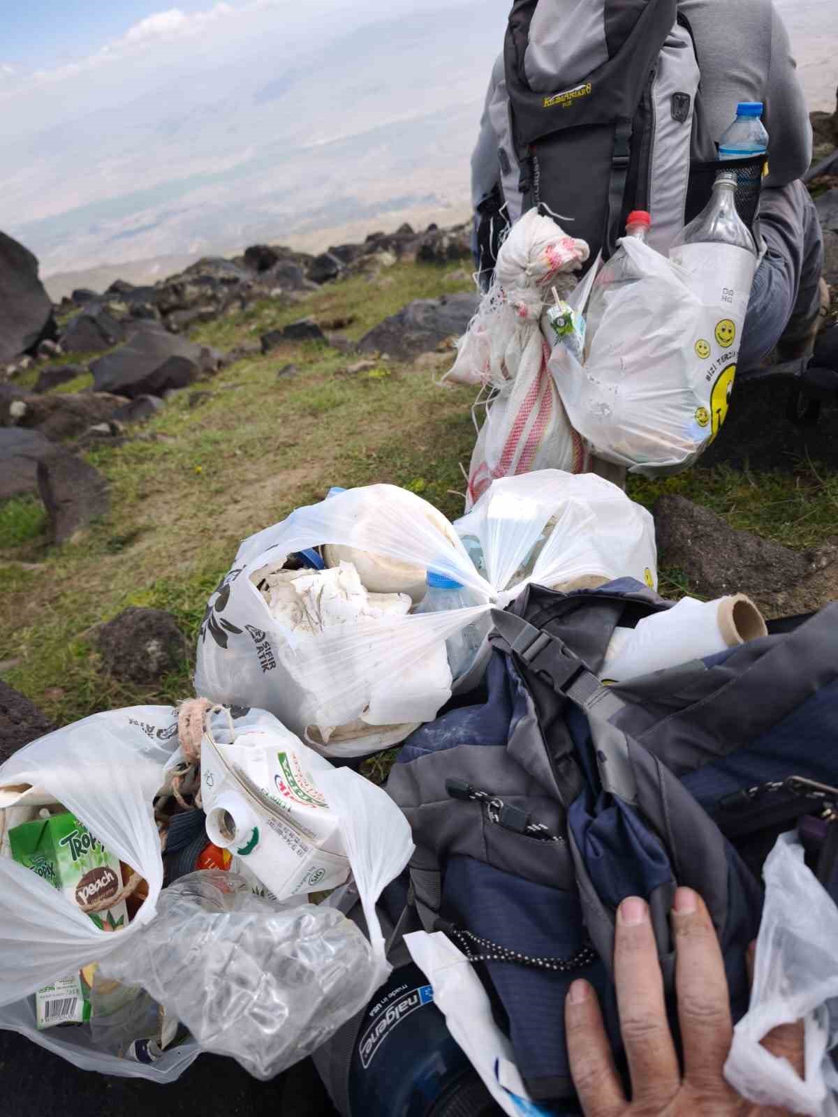 Yabancı turistler Ağrı Dağı&rsquo;nda &ccedil;evre temizliği yaptı
