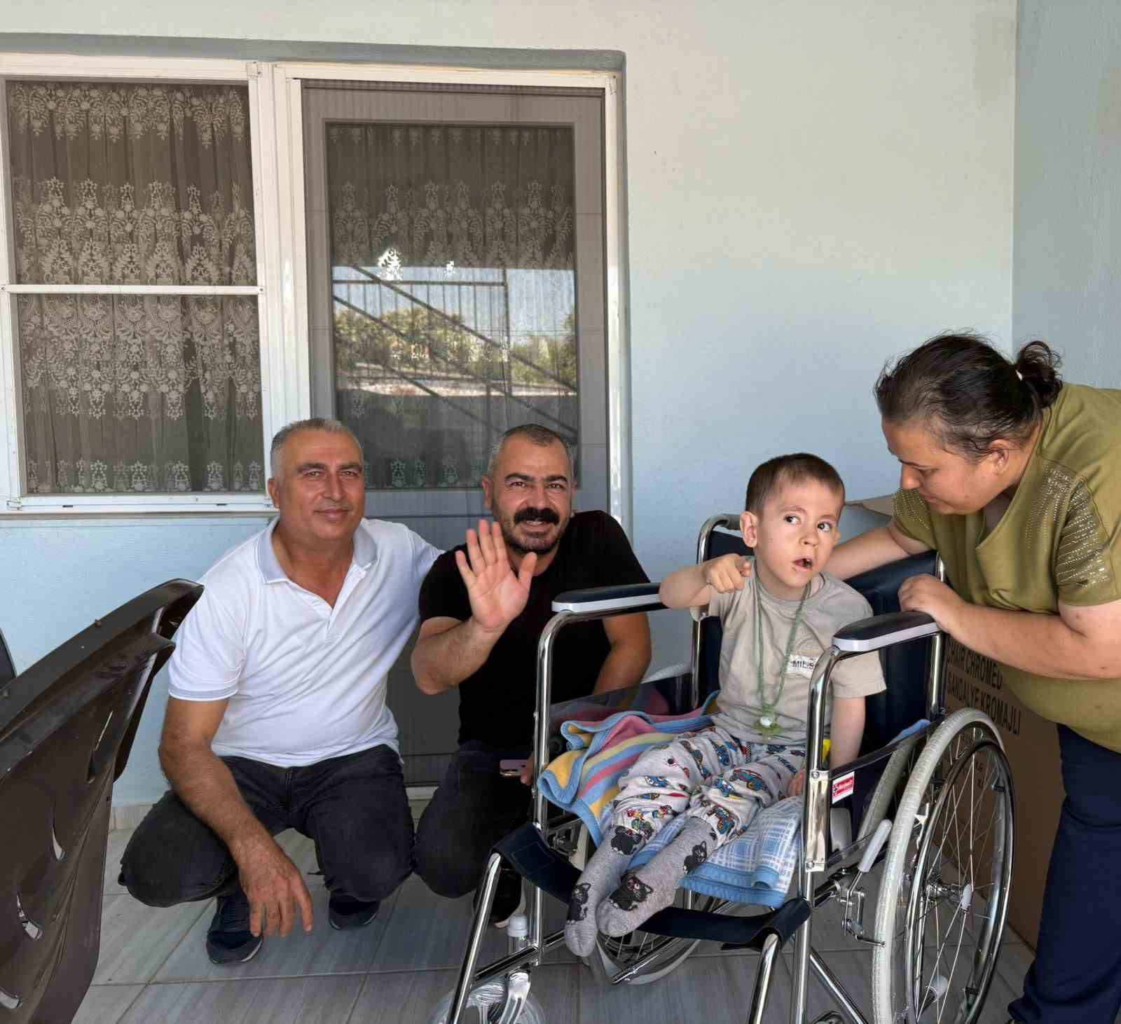 Germencik Belediyesi minik Mustafa’nın tekerlekli sandalyesini teslim etti