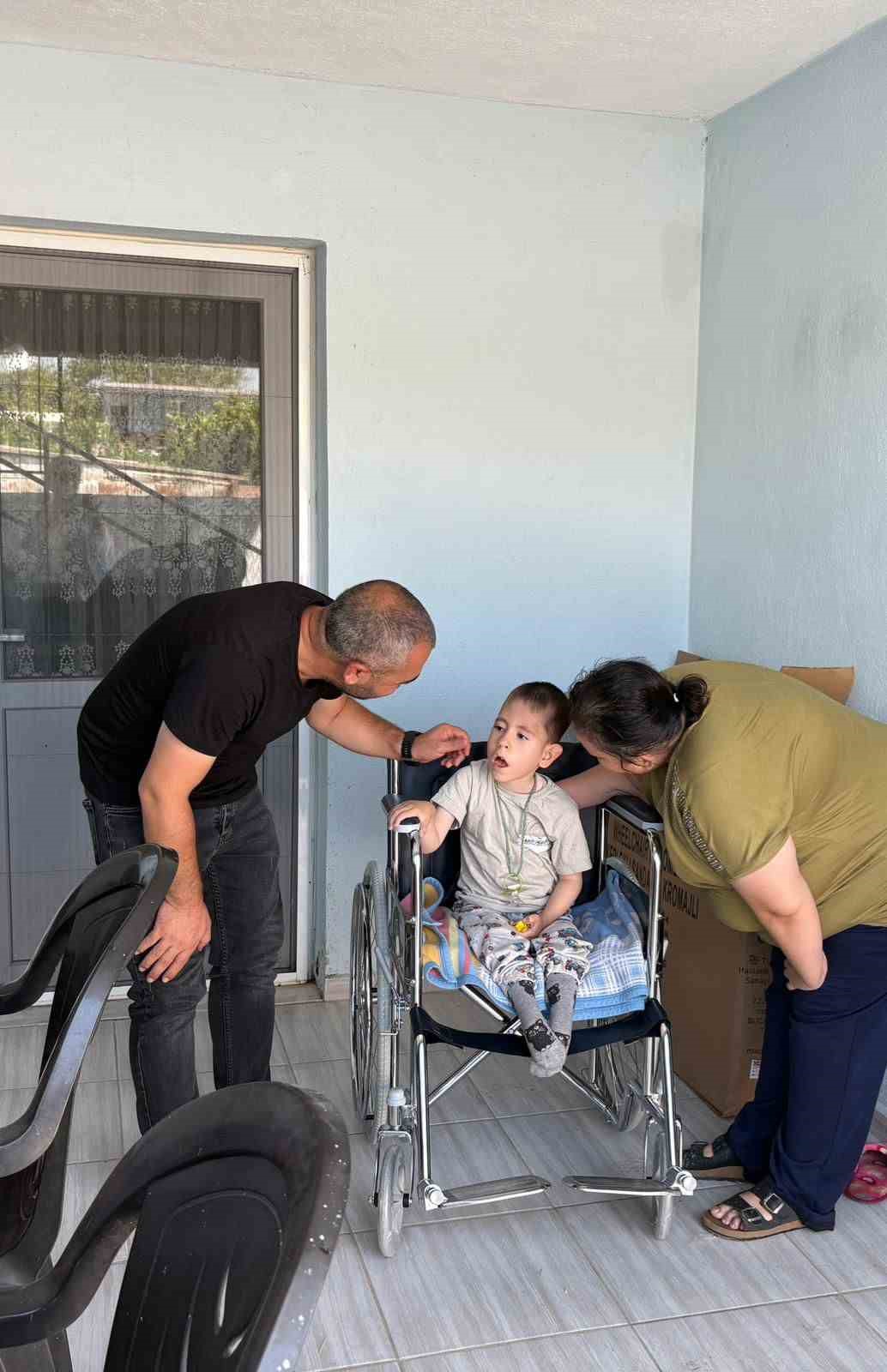 Germencik Belediyesi minik Mustafa’nın tekerlekli sandalyesini teslim etti