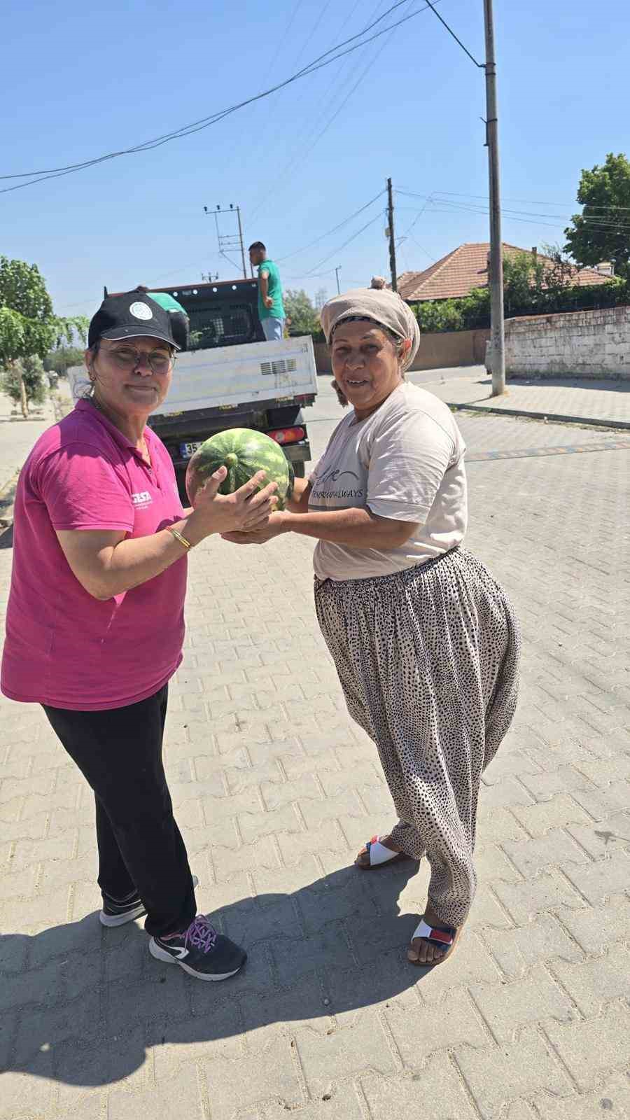 Bağışlanan karpuzlar Germencik&rsquo;te dağıtıldı
