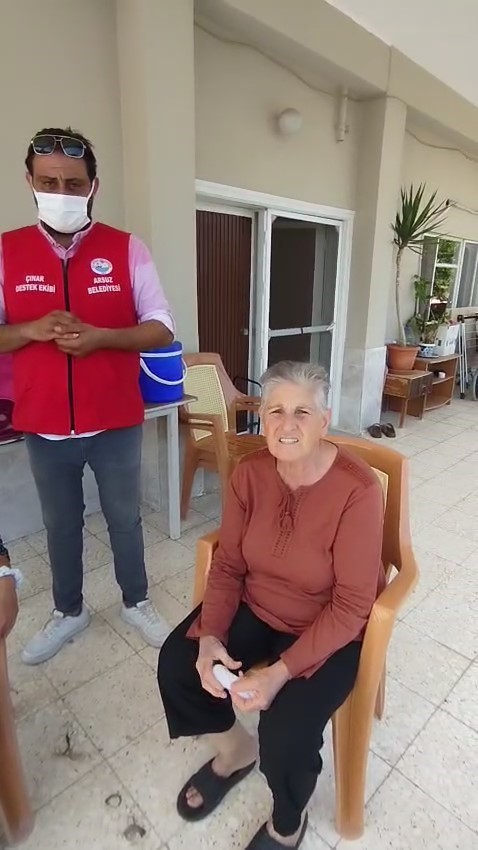 Evlerinde saçları kesilen, özel bireyler ve bakıma muhtaç vatandaşların yüzü güldü
