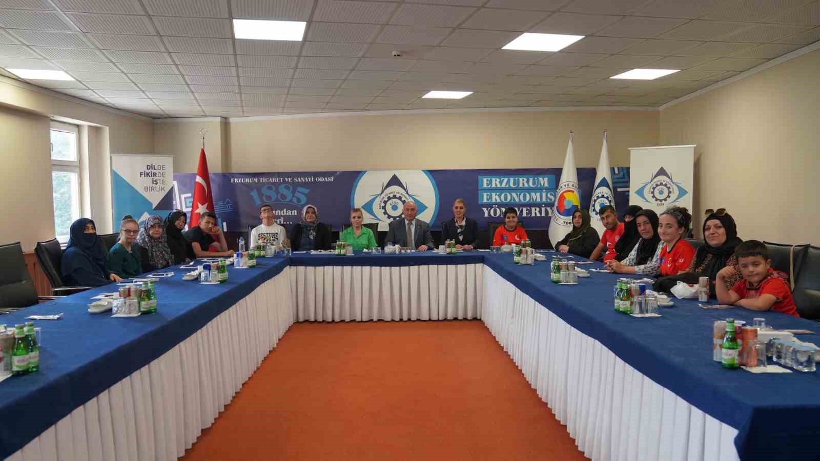 Başkan &Ouml;zakalın &ouml;zel sporcular ve aileleriyle buluştu
