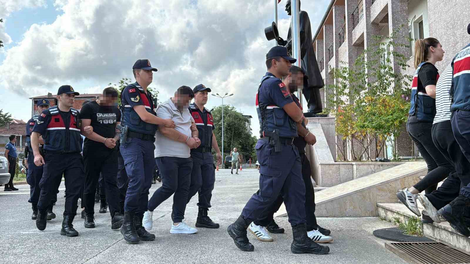 Sakarya&rsquo;da ara&ccedil; dolandırıcılığı operasyonu: 13 ş&uuml;pheli adliyede
