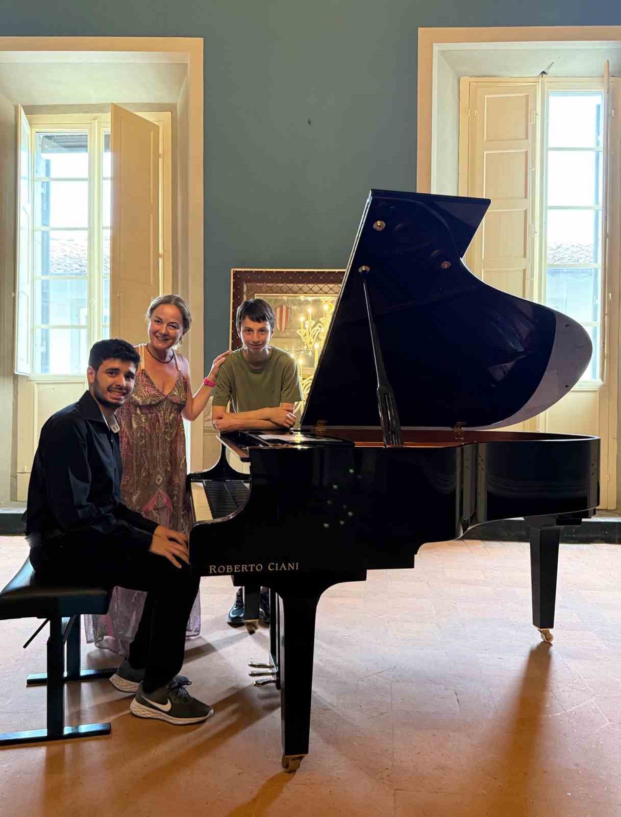 İzmirli gen&ccedil; sanat&ccedil;ılar İtalya&rsquo;da sahnede
