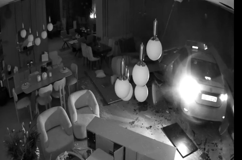 Mersin&rsquo;de kontrolden &ccedil;ıkan ticari taksi mağazaya daldı
