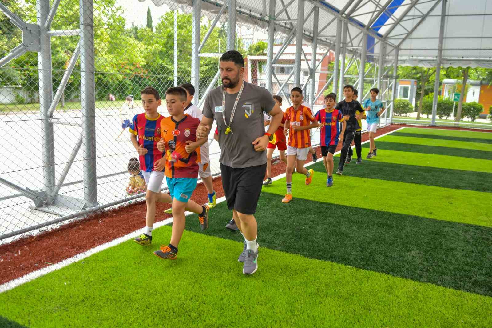 Esenyurt’ta yüzlerce çocuk yaz spor okullarında sporla buluşuyor