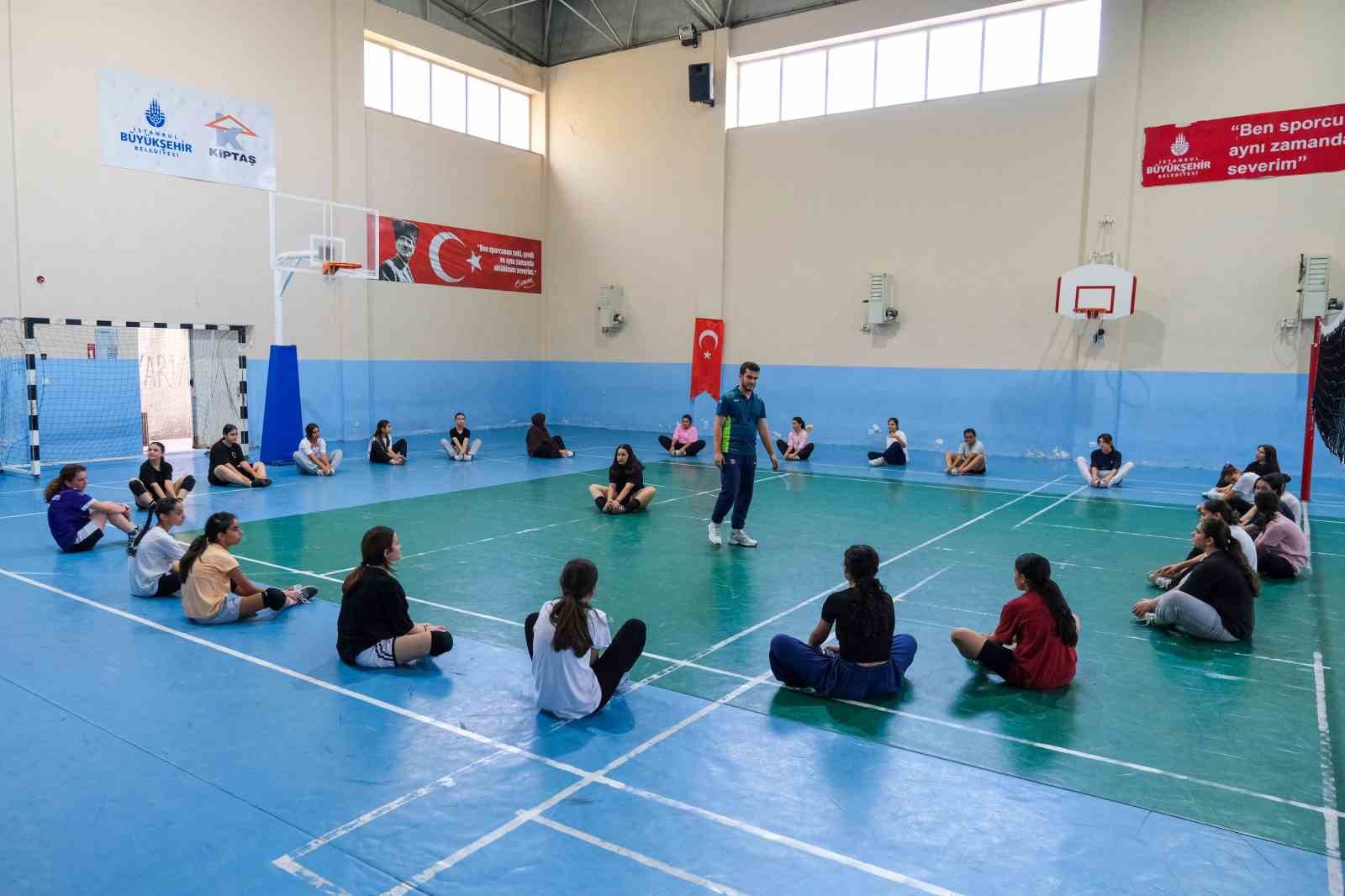 Esenyurt&rsquo;ta y&uuml;zlerce &ccedil;ocuk yaz spor okullarında sporla buluşuyor
