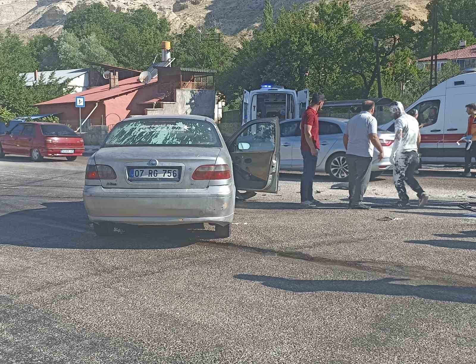 Sivas’ta otomobiller çarpıştı: 1’i ağır 4 yaralı