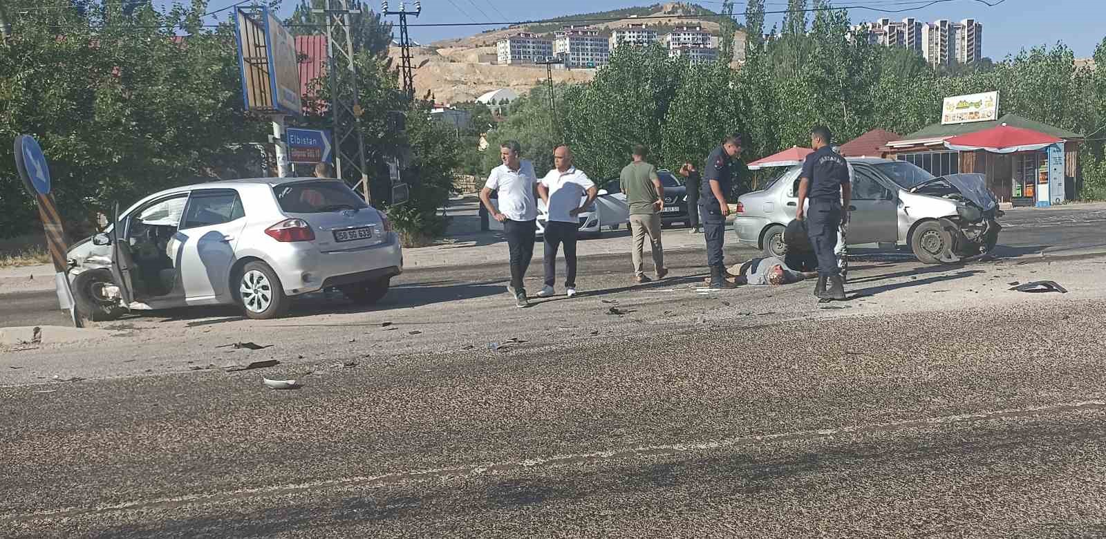 Sivas’ta otomobiller çarpıştı: 1’i ağır 4 yaralı