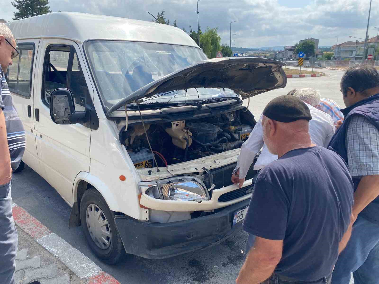 Otomobil ile kamyonet çarpıştı