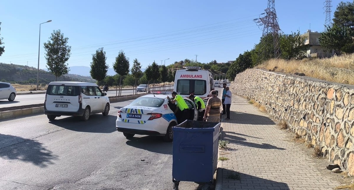 Motosikletle otomobil çarpıştı: 2 yaralı

