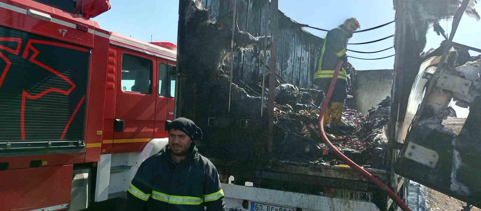 Siverek’te alev alan gıda yüklü tır, tamamen yandı

