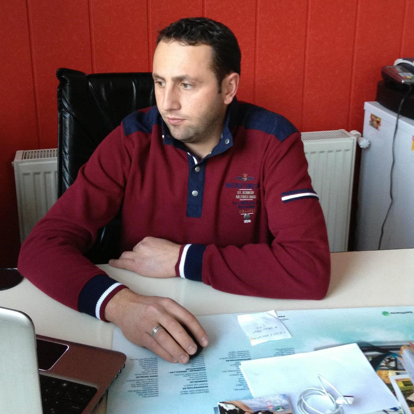 Duvara çarparak ağır yaralanan sürücü hastanede hayatını kaybetti