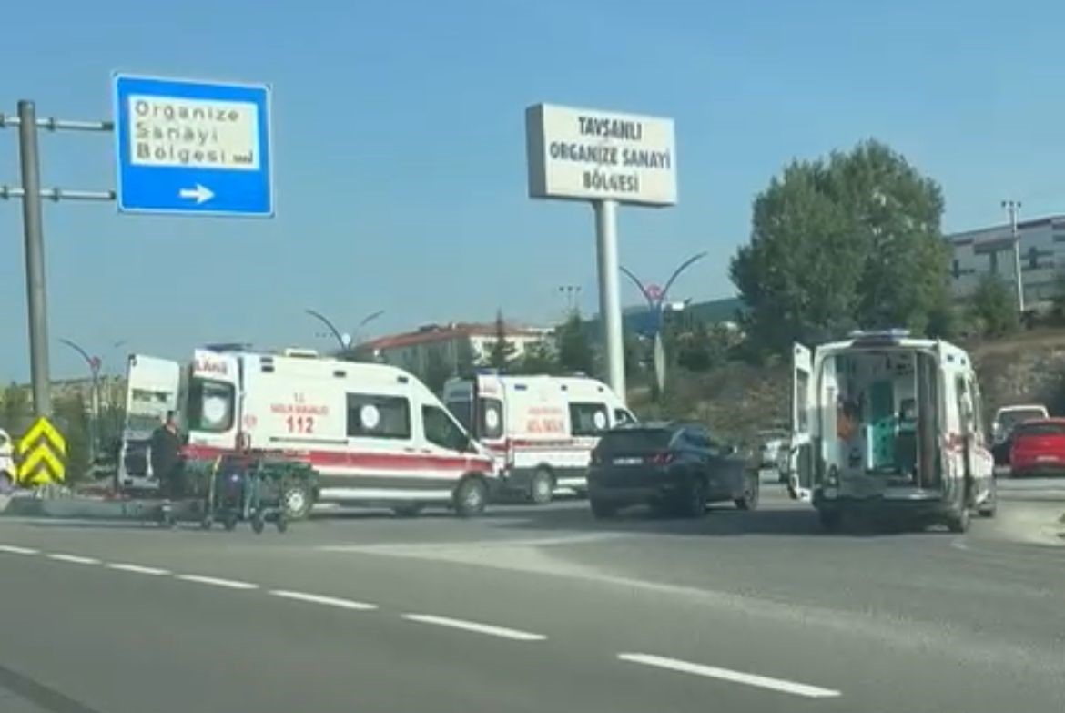 Tavşanlı’da hafif ticari araçlar çarpıştı: 4 yaralı