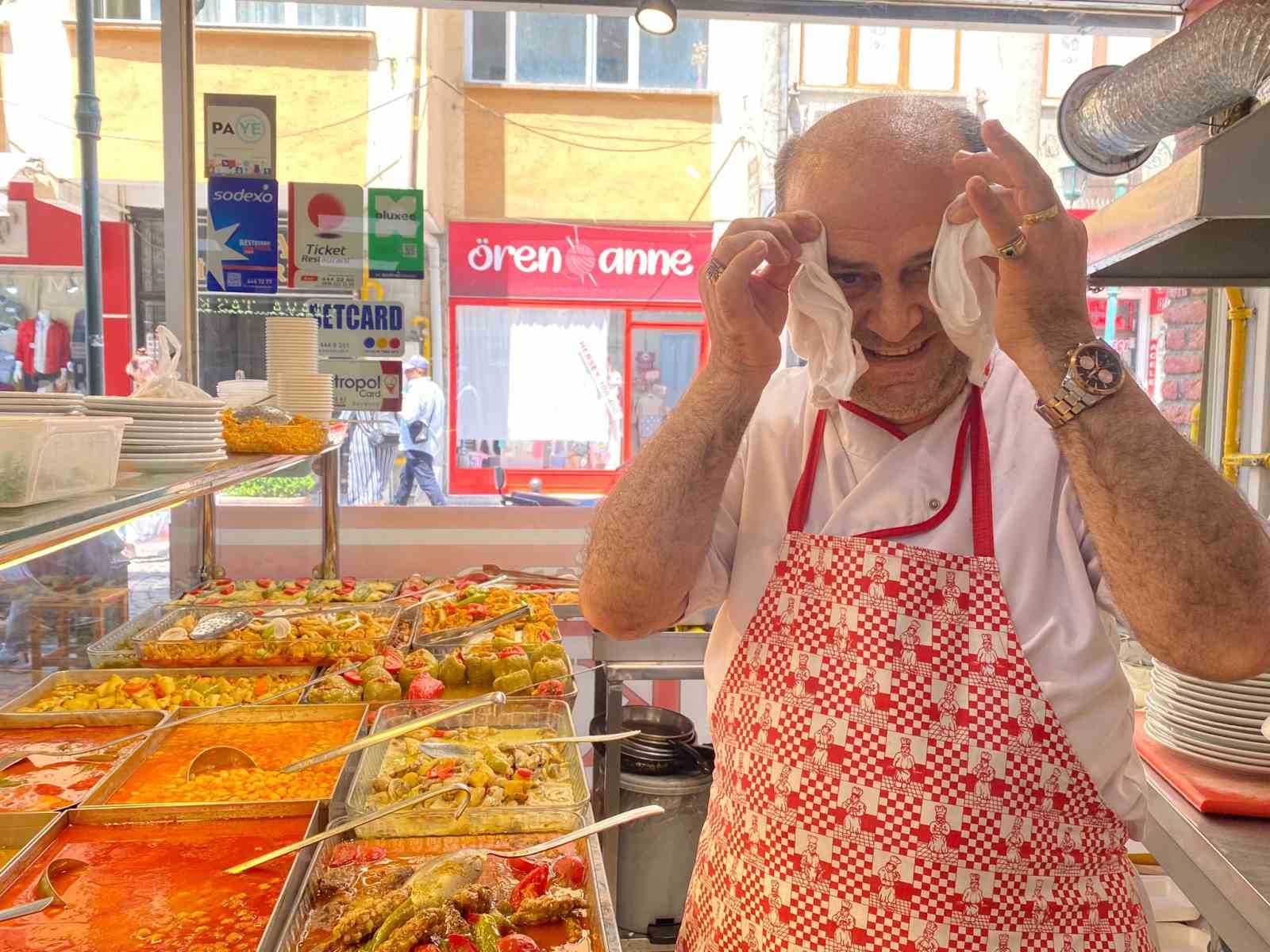 Sıcaktan bunalan aşçı çareyi havluda buldu